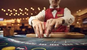 Dealer live baccarat di studio bintang bandar dengan kartu dan meja permainan