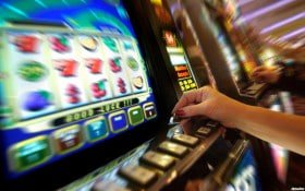 Dealer Wild Bandito berinteraksi dengan pemain melalui siaran video langsung dari studio